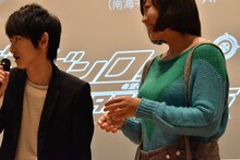 左から本郷奏多、山崎静代。