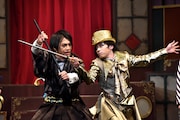 左から小澤亮太演じる江戸川乱歩、鈴木勝吾演じるアルセーヌ・ルパン。