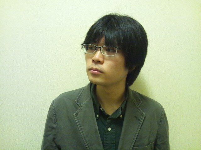 山本健介。1983年生まれ。The end of company ジエン社主宰、劇作家、演出家。