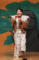 新作現代狂言「不思議なフシギな鳥獣茶会」を演じる野村万蔵。