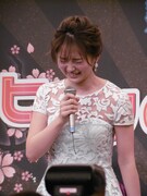 赤面する笹本玲奈。