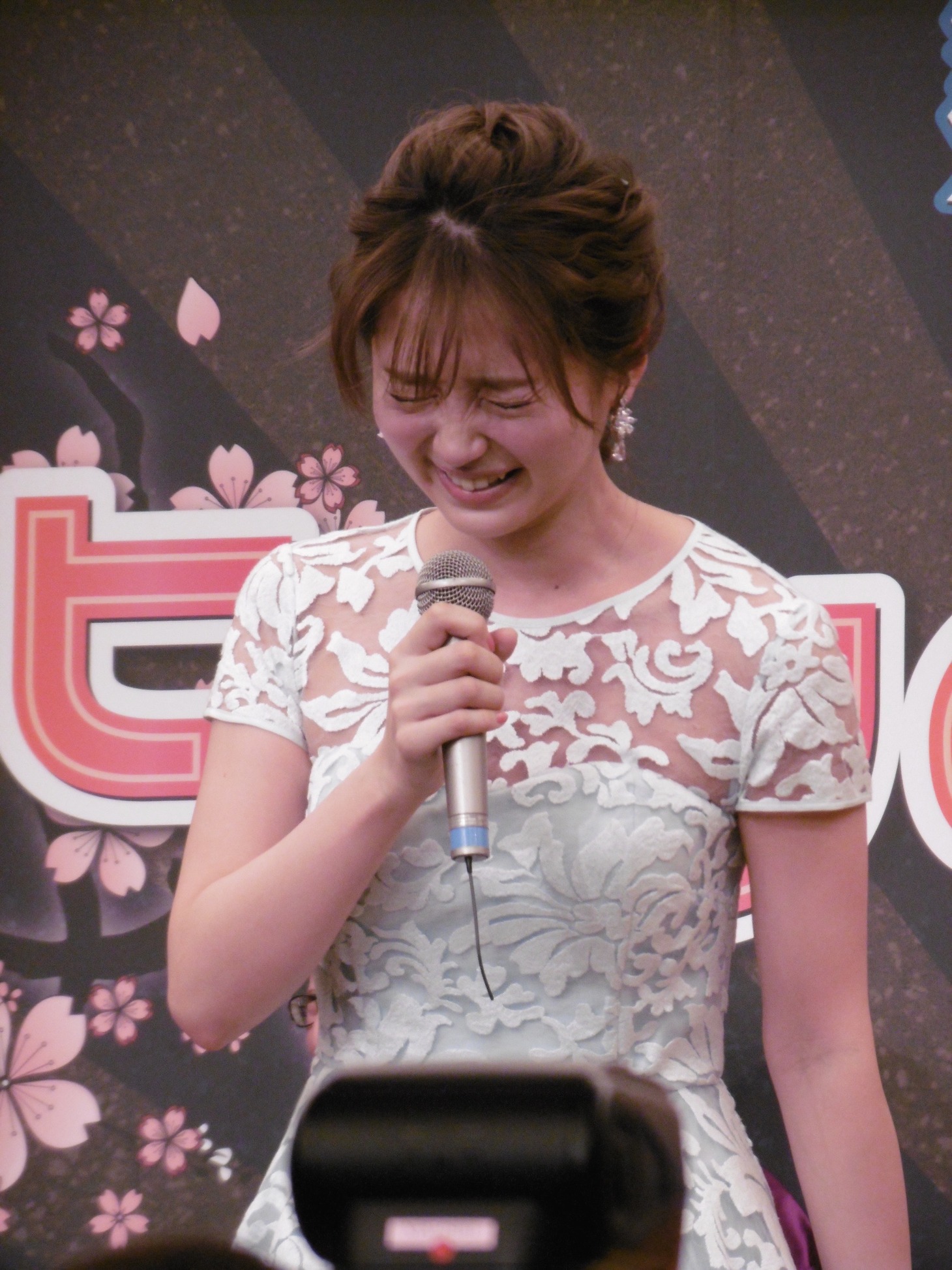 赤面する笹本玲奈。