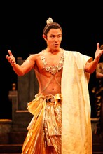 「ライ王のテラス」舞台写真。鈴木亮平。