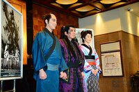 2016年劇団☆新感線春興行 いのうえ歌舞伎《黒》BLACK「乱鶯（みだれうぐいす）」囲み取材の様子。左から大東駿介、古田新太、稲森いずみ。