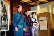 2016年劇団☆新感線春興行 いのうえ歌舞伎《黒》BLACK「乱鶯(みだれうぐいす)」囲み取材の様子。左から大東駿介、古田新太、稲森いずみ。