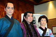 2016年劇団☆新感線春興行 いのうえ歌舞伎《黒》BLACK「乱鶯(みだれうぐいす)」囲み取材の様子。左から大東駿介、古田新太、稲森いずみ。