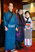 2016年劇団☆新感線春興行 いのうえ歌舞伎《黒》BLACK「乱鶯（みだれうぐいす）」囲み取材の様子。左から大東駿介、古田新太、稲森いずみ。