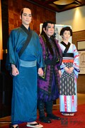 2016年劇団☆新感線春興行 いのうえ歌舞伎《黒》BLACK「乱鶯(みだれうぐいす)」囲み取材の様子。左から大東駿介、古田新太、稲森いずみ。