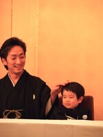 中村七之助（左）に頭を撫でられる波野哲之。