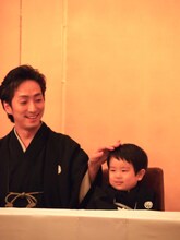 中村七之助（左）に頭を撫でられる波野哲之。