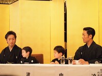 （左から）中村七之助、波野哲之、波野七緒八、中村勘九郎。