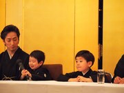 会見中、マイクが気になって仕方ない波野哲之（左から2番目）の面倒を見る中村七之助（左）と波野七緒八（右）。