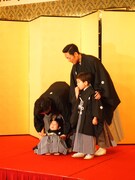 会見中に飽きてしまった波野哲之（左下）を見守る七之助（左上）、中村勘九郎、波野七緒八。