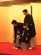 草履が脱げてしまった波野哲之（左下）を見守る七之助（左上）、中村勘九郎、波野七緒八。