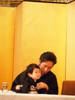 会見中、中村七之助（左）がたびたび波野哲之の世話を焼いていた。