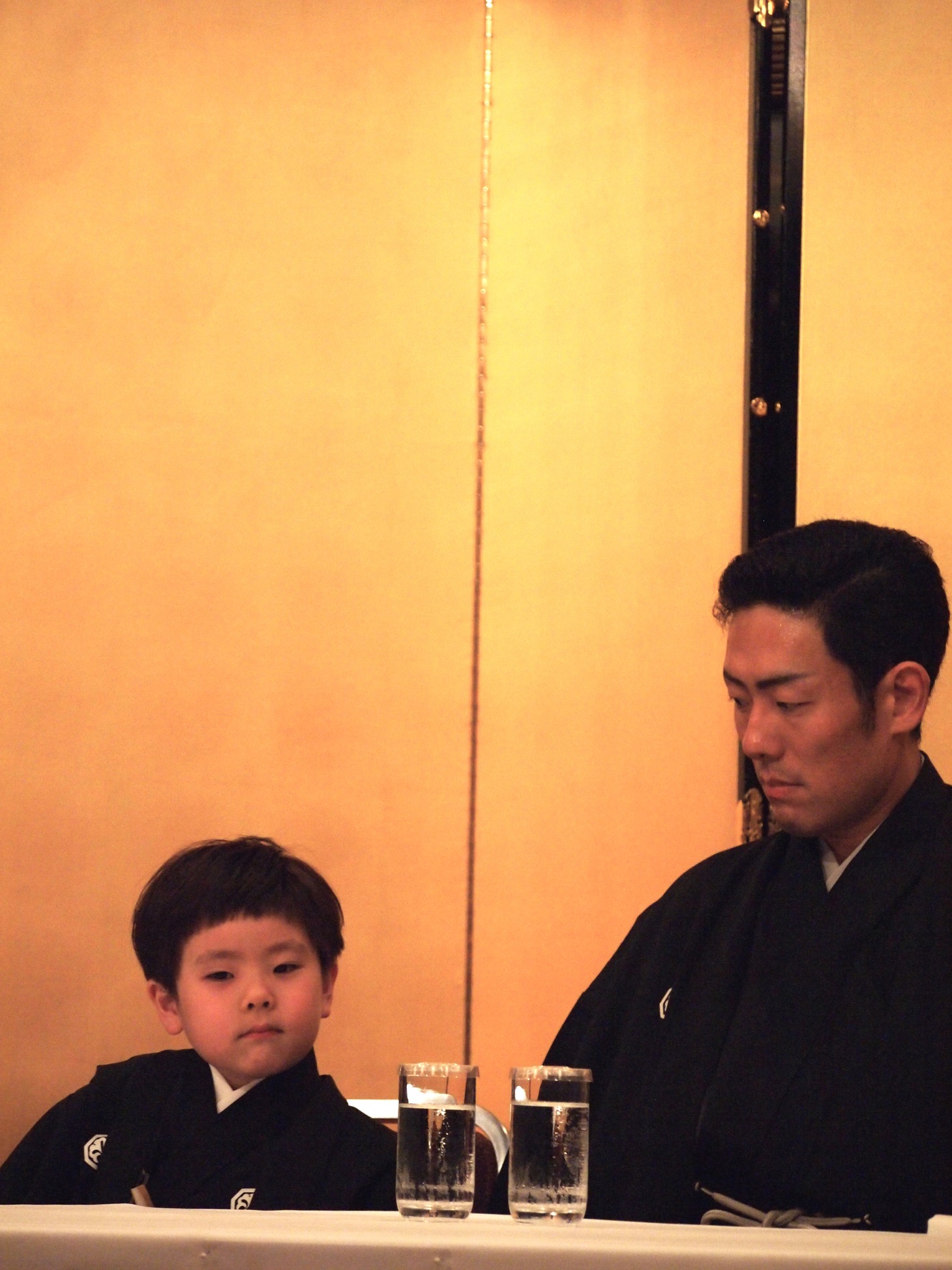 波野七緒八（左）と中村勘九郎。