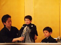 左から中村七之助、波野哲之、波野七緒八。