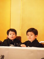 波野哲之（左）と波野七緒八。