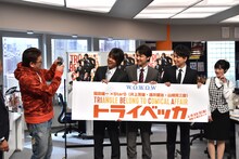 なぜか4人の写真を撮り始める福田雄一（左）。