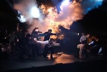 2011年上演の北区つかこうへい劇団「飛龍伝」より。