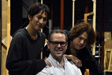 ミュージカル「グランドホテル」公開稽古の様子。左から成河、トム・サザーランド、中川晃教。