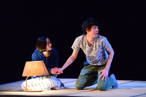 M＆O playsプロデュース「家庭内失踪」公開舞台稽古より。かすみ（小野ゆり子）と、多田（落合モトキ）。