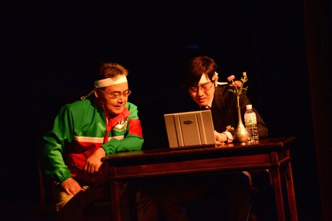 M＆O playsプロデュース「家庭内失踪」公開舞台稽古より。望月（岩松了）と青木（坂本慶介）。