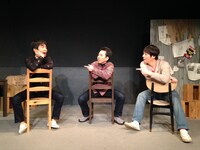 フロム・ニューヨーク TOKYO公演 2016「コーヒーカップを持つ演技」より。