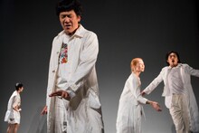 山崎広太「暗黒計画１～足の甲を乾いている光にさらす～」より。（撮影：金サジ）