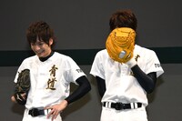 小澤廉（左）の発言に笑いを堪えきれない和田琢磨。