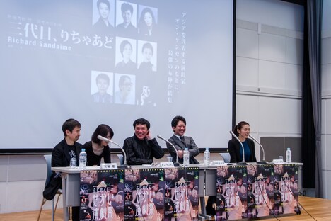 記者会見の様子。左から宮城聰、通訳者、オン・ケンセン、中村壱太郎、たきいみき（写真提供：SPAC）