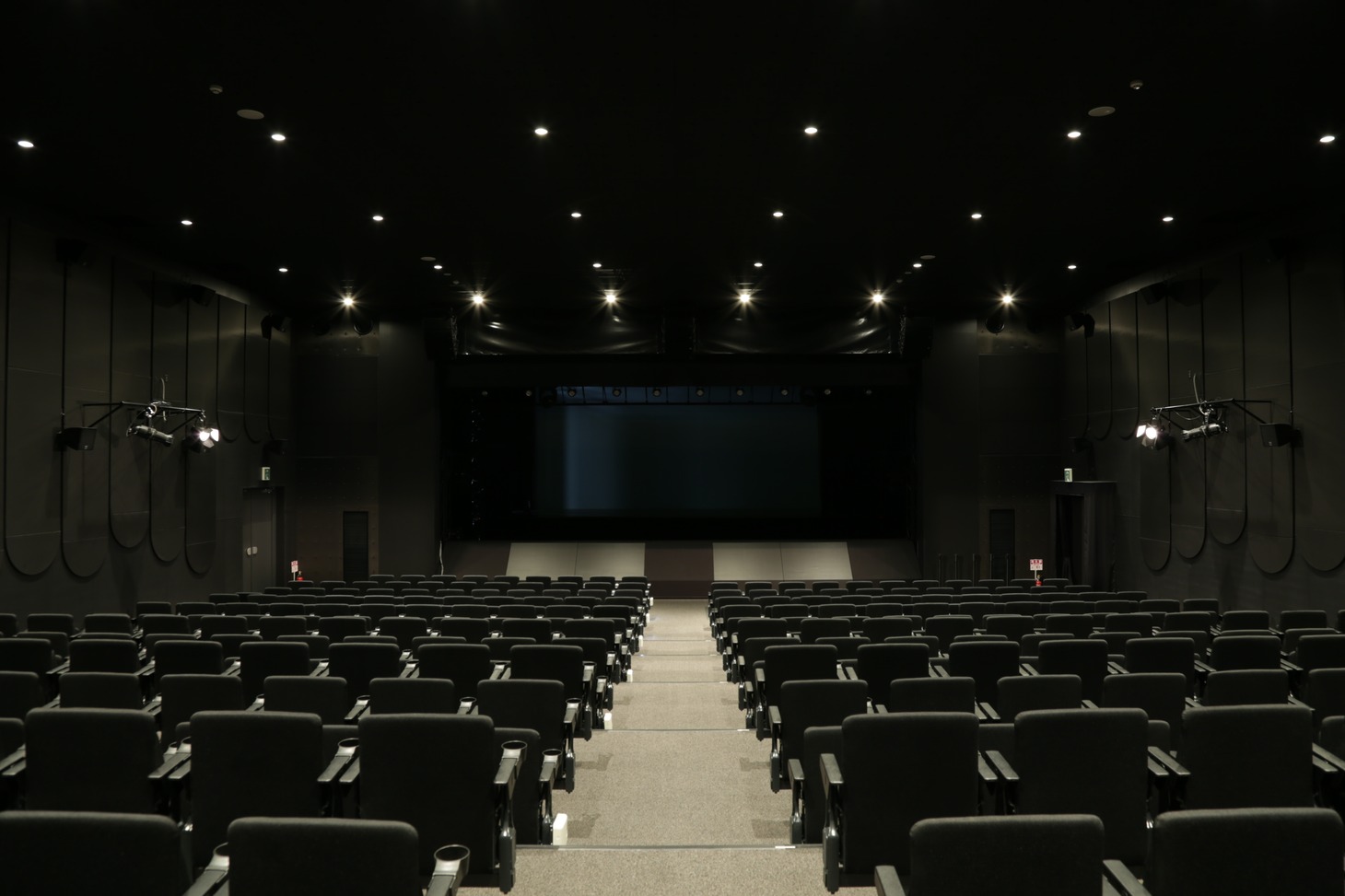 DMM VR THEATERの内観。