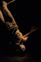 2013年に上演された、奥山の壺中天作品「磔」より。（撮影：松田純一）