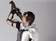 劇中劇「黄金戦士オロ」より新井優演じる銀戦士・プラタ。