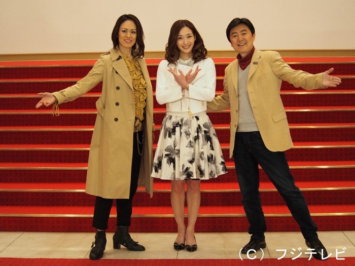 左から蘭寿とむ、蘭乃はな、笠井信輔。