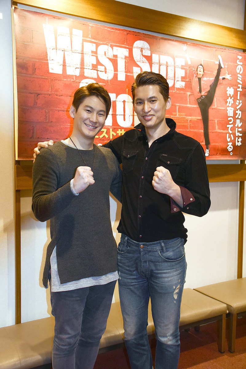 小野田龍之介（左）と神永東吾。(c)劇団四季