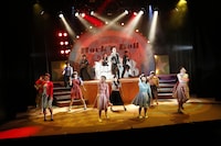 演劇女子部「気絶するほど愛してる！」より。