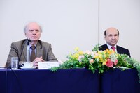 「ウィーン国立歌劇場2016年日本公演」記者会見の様子。左からマレク・ヤノフスキ、ウィーン国立歌劇場総裁のドミニク・マイヤー。