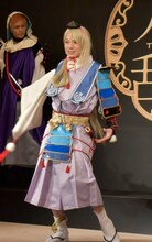 今剣役の大平峻也。