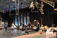 KAAT神奈川芸術劇場プロデュース「夢の劇 -ドリーム・プレイ-」稽古場の様子。上部からさまざまな物が吊り下げられている。