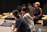 出演者と談笑する早見あかり（中央）。