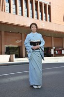 新橋演舞場の前に立つ、春本由香。