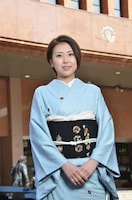 新橋演舞場の前に立つ、春本由香。