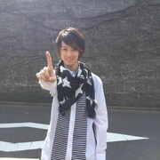 第1回にちなんで指を1本掲げた、小越勇輝。