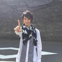 第1回にちなんで指を1本掲げた、小越勇輝。