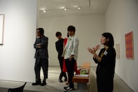 館内見学の様子。