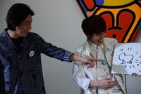 平間壮一（右）の描いた“ラディアント・ベイビー”。