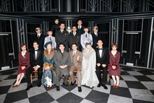 ミュージカル「グランドホテル」の出演者たち。写真最後列左から湖月わたる、藤岡正明、2列目左から佐山陽規、土居裕子、吉原光夫、戸井勝海、樹里咲穂、光枝明彦、前列左から真野恵里菜、伊礼彼方、草刈民代、成河、中川晃教、安寿ミラ、宮原浩暢（LE VELVETS）、昆夏美。