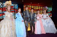 左から凰稀かなめ、夢咲ねね、加藤和樹、小池徹平、神田沙也加、花總まり。