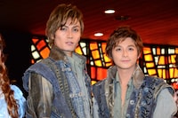 左から加藤和樹、小池徹平。